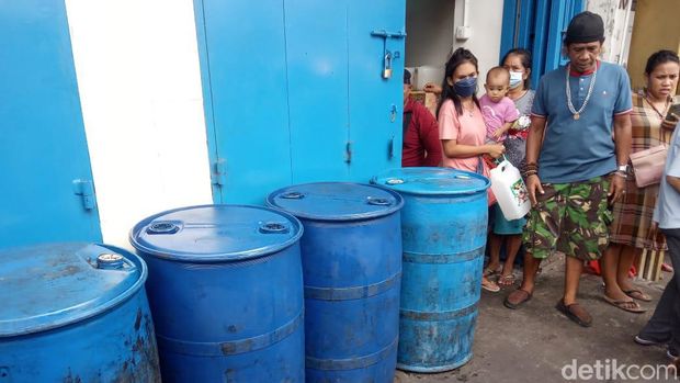 Emak-emak di Makassar masih harus antre jika ingin membeli minyak goreng (Muh Ishak Agus/detikSulsel)