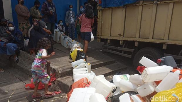 Emak-emak di Makassar masih harus antre jika ingin membeli minyak goreng (Muh Ishak Agus/detikSulsel)