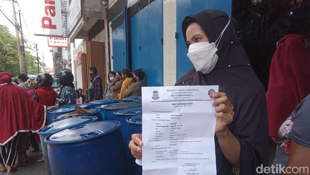 Emak-emak di Makassar masih harus antre jika ingin membeli minyak goreng (Muh Ishak Agus/detikSulsel)