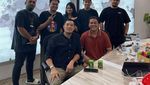 Momen Arief Muhammad Saat Dinner Date dengan Istri hingga Hangout Bareng Teman