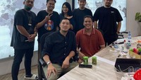 Menjalankan bisnis dengan banyak orang membuat Arief Muhammad seringkali mengadakan meeting. Saat meeting minuman yang menyegarkan tidak pernah ketinggalan untuk disajikan. Foto: Instagram/ariefmuhammad