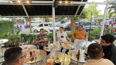 Momen Arief Muhammad Saat Dinner Date dengan Istri hingga Hangout Bareng Teman