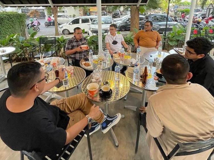 Momen Arief Muhammad Saat Dinner Date dengan Istri hingga Hangout Bareng Teman