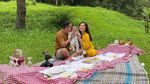 Momen Arief Muhammad Saat Dinner Date dengan Istri hingga Hangout Bareng Teman
