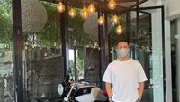 Arief Muhammad dikenal sebagai YouTuber yang hobi berbagi. Setelah sebelumnya berbagi dengan cara ikoy-ikoyan, kini Arief Muhammad punya cara baru lainnya. Foto: Instagram/ariefmuhammad