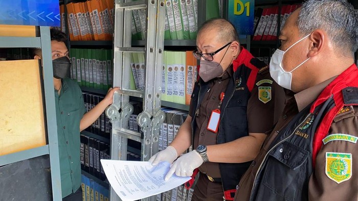 Penyidik Kejati Sumut menggeledah kantor BPN.