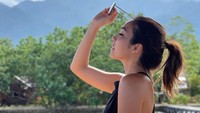 Beberapa juga menyoroti pakaian Gisel yang disebut terlalu tipis. Foto: Instagram Gisel