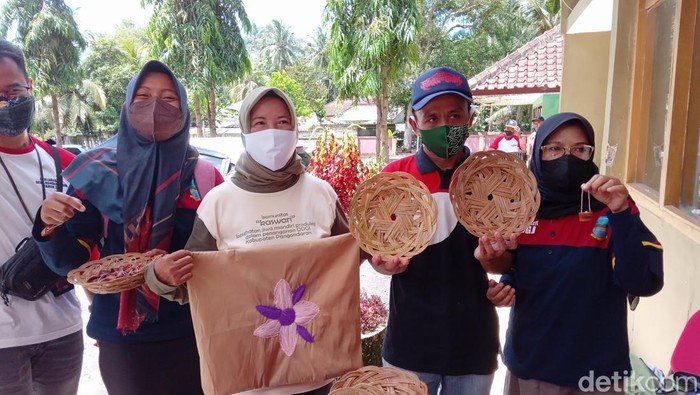 Hasil kerajinan dari pasien ODGJ di Komunitas Kesehatan Jiwa Mandiri