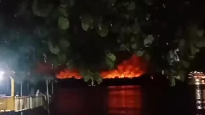 Heboh warga bakar lahan di dekat PLTU Baruta, Buton Tengah (Dok. Istimewa)