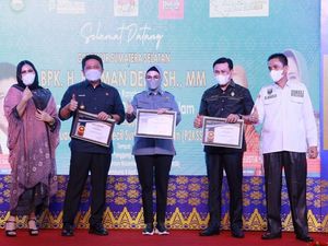 Herman Deru Dapat Penghargaan dari Persatuan Pedagang Kecil Sumsel