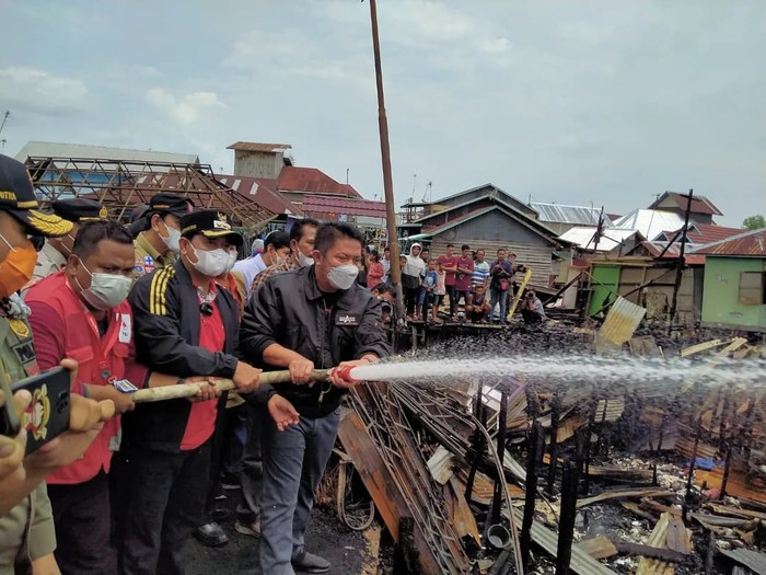 Herman Deru Kunjungi Korban Kebakaran di Banyuasin