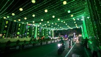 Lampion warna-warni itu ada di Balai Kota Solo. Warna lampion dominan hijau. 