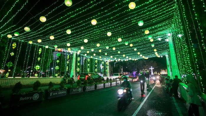 Warga berfoto dengan latar belakang instalasi lampion bertema Ramadan di Balai Kota, Solo, Jawa Tengah, Selasa (5/4/2022). Hiasan instalasi lampu lampion tersebut untuk menyemarakan bulan Ramadhan sekaligus upaya menarik kunjungan wisata religi Kota Solo. ANTARA FOTO/Mohammad Ayudha/hp.