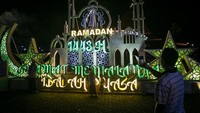 Selain lampion di jalanan, ada pula lampu warna-warni simbil Ramadan. 