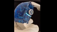 Kepala gigi (crown) dan tali (strap) jam ini berwarna dominan putih. Penutup belakangnya transparan dengan tulisan Richard Mille huruf kapital semua, di bawahnya ada tulisan Piece Unique. (Dok Tony Sutrisno)