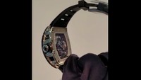 Penutup bagian belakangnya tampak transparan. Dengan bahan transparan sebagai penutup belakang, pergerakan gir-gir mesin ini dapat terlihat. Tali jam atau strap-nya berwarna hitam. Jam ini seharga Rp 28 miliar. Black Sapphire ini hanya ada dua di dunia, kata Royandi. (Dok Tony Sutrisno)