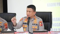 Irjen Ferdy Sambo pun ditetapkan menjadi tersangka pembunuhan berencana dalam kasus ini. Peran Irjen Ferdy Sambo adalah telah menyuruh melakukan dan menskenario kejadian-kejadian dalam kasus tersebut seolah-olah terjadi peristiwa tembak-menembak. (Foto: dok Div Propam Polri)