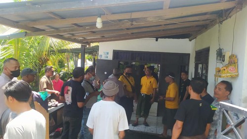 Warga dan petugas usai melakukan pemadaman