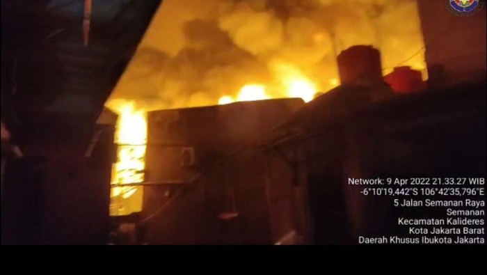 Kebakaran terjadi di gudang tiner di Kalideres, Jakarta Barat (Dok. Damkar)