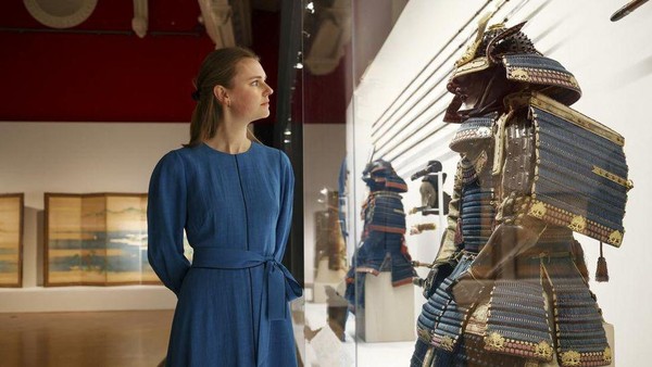 Salah satu yang dipamerkan dalam galeri tersebut adalah baju zirah samurai yang didonasikan kepada Keluarga Kerajaan Inggris.  
