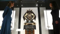 Baju zirah samurai ini merupakan hadiah diplomatik pertama Jepang kepada Inggris yang diteria oleh Raja James I pada 1613.  