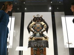 Kerajaan Inggris Pamer Koleksi Artefak Jepang, Ada Lukisan hingga Baju Zirah