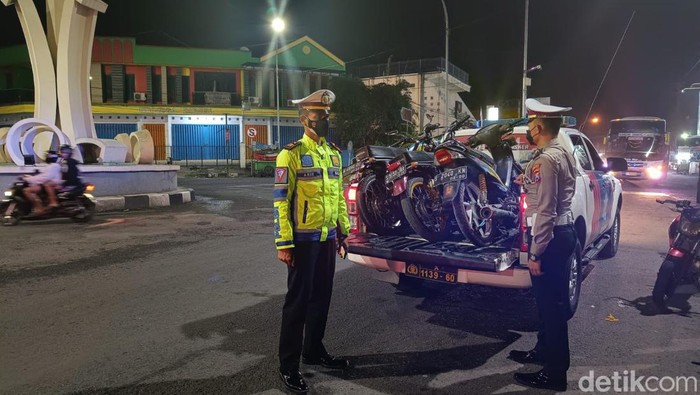 polisi lamongan menyita puluhan motor knalpot brong