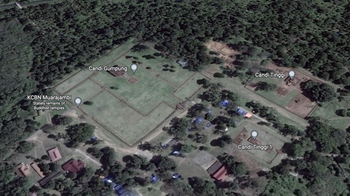 Kompleks Candi Muaro Jambi Kompleks Candi Muaro Jambi dilihat dari Google Earth.