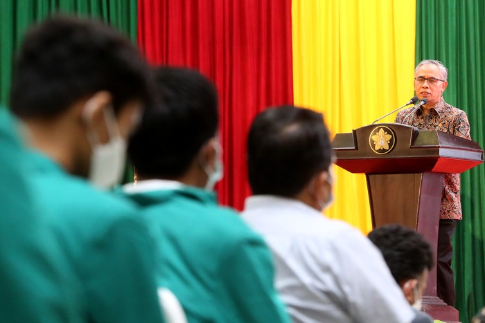 Ketua Dewan Komisioner Otoritas Jasa Keuangan (OJK) Wimboh Santoso menyampaikan materi pada kuliah umum di aula Gedung AAC Dayan Dawood Universitas Syiah Kuala (USK), Banda Aceh, Aceh, Jumat (8/4/2022). Kuliah umum yang diikuti ratusan mahasiswa dan civitas akademika USK tersebut bertemakan kebijakan strategis OJK dalam mengakselerasi pemulihan ekonomi nasional melalui penguatan sumber-sumber pertumbuhan ekonomi baru. ANTARA FOTO/Irwansyah Putra/wsj.