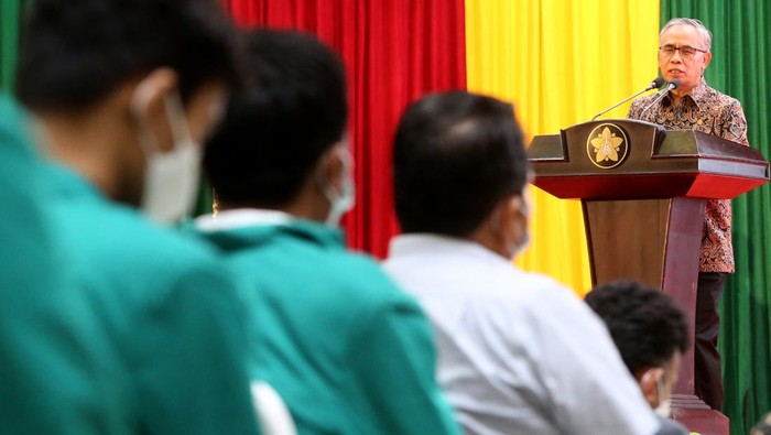 Ketua Dewan Komisioner Otoritas Jasa Keuangan (OJK) Wimboh Santoso menyampaikan materi pada kuliah umum di aula Gedung AAC Dayan Dawood Universitas Syiah Kuala (USK), Banda Aceh, Aceh, Jumat (8/4/2022). Kuliah umum yang diikuti ratusan mahasiswa dan civitas akademika USK tersebut bertemakan kebijakan strategis OJK dalam mengakselerasi pemulihan ekonomi nasional melalui penguatan sumber-sumber pertumbuhan ekonomi baru. ANTARA FOTO/Irwansyah Putra/wsj.