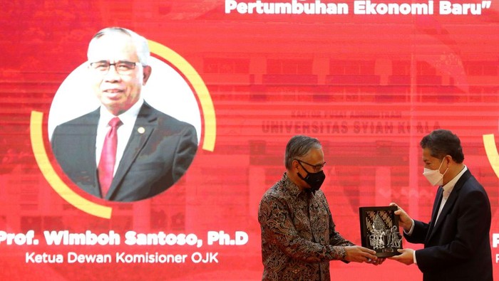 KULIAH UMUM KETUA DEWAN KOMISIONER OJK Ketua Dewan Komisioner Otoritas Jasa Keuangan (OJK) Wimboh Santoso menyampaikan materi pada kuliah umum di aula Gedung AAC Dayan Dawood Universitas Syiah Kuala (USK), Banda Aceh, Aceh, Jumat (8/4/2022). Kuliah umum yang diikuti ratusan mahasiswa dan civitas akademika USK tersebut bertemakan kebijakan strategis OJK dalam mengakselerasi pemulihan ekonomi nasional melalui penguatan sumber-sumber pertumbuhan ekonomi baru. ANTARA FOTO/Irwansyah Putra/wsj.