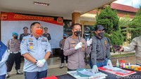 Pihaknya menuturkan setelah proses penyelidikan pihak kepolisian langsung mengantongi identitas supir dan tersangka E.