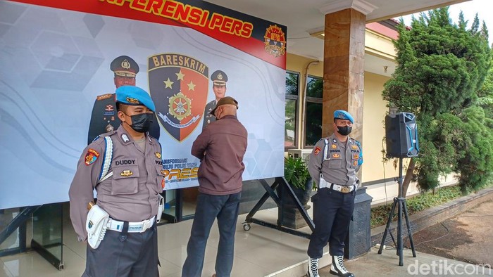 Polresta Bandung berhasil mengamankan pelaku premanisme yang terjadi di trayek koridor 3 Trans Metro Pasundan, tepatnya di Jalan Bojongsoang. Bahkan pihak kepolisian langsung menetapkan status tersangka kepada pelaku berinisial E (63).