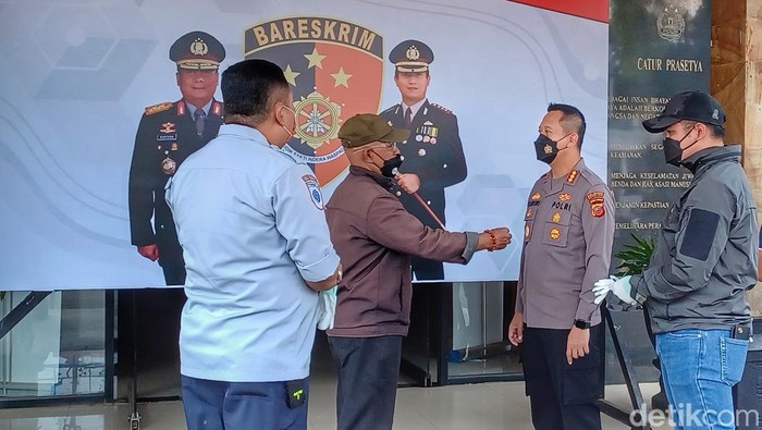 Polresta Bandung berhasil mengamankan pelaku premanisme yang terjadi di trayek koridor 3 Trans Metro Pasundan, tepatnya di Jalan Bojongsoang. Bahkan pihak kepolisian langsung menetapkan status tersangka kepada pelaku berinisial E (63).
