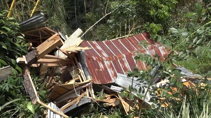 Lumbung padi rusak akibat puting beliung di Toraja