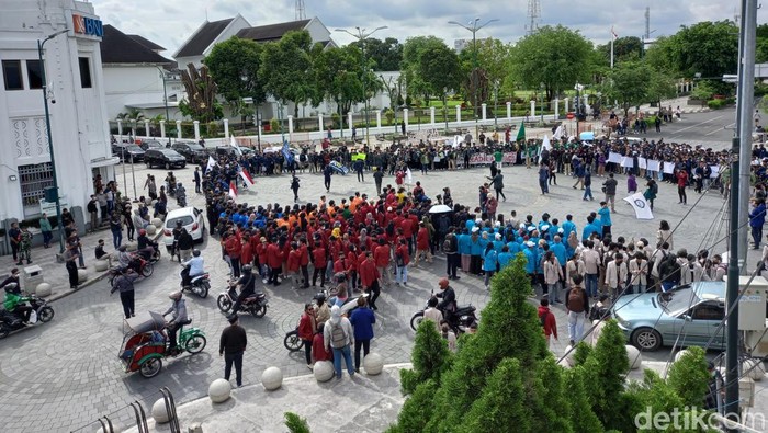 Mahasiswa dari BEM 34 perguruan tinggi di DIY berunjuk rasa di Titik Nol Kilometer, Sabtu (9/4) sore.