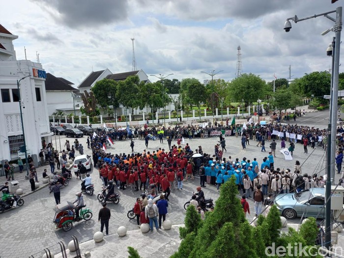 Mahasiswa dari BEM 34 perguruan tinggi di DIY berunjuk rasa di Titik Nol Kilometer, Sabtu (9/4) sore.