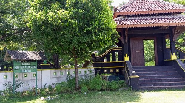Makam Sunan Nyai Ageng Maloka di kawasan pinggir Pantai Caruban, Desa Gedongmulyo, Kecamatan Lasem.