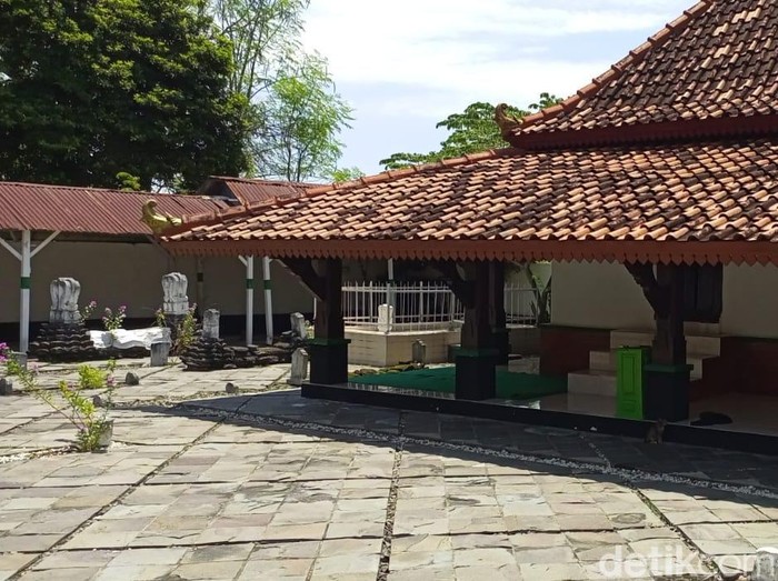Makam Sunan Nyai Ageng Maloka di kawasan pinggir Pantai Caruban, Desa Gedongmulyo, Kecamatan Lasem.