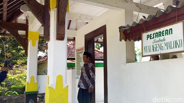 Makam Sunan Nyai Ageng Maloka di kawasan pinggir Pantai Caruban, Desa Gedongmulyo, Kecamatan Lasem.