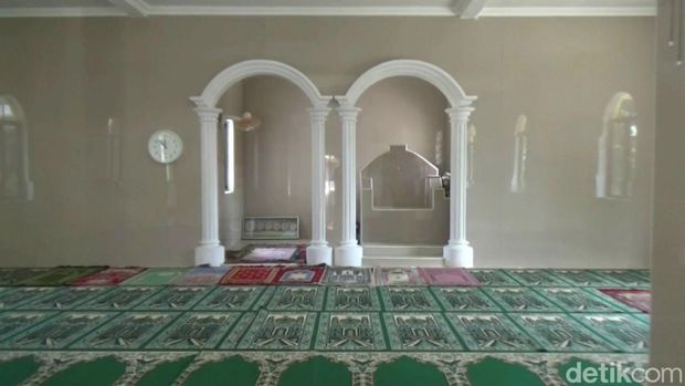 Masjid Al-Karomah, masjid tanpa pengeras suara. Walau begitu jemaah kerap memadati masjid ini ketika waktu salat tiba