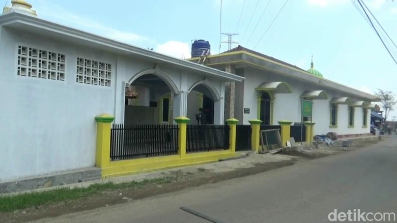 Masjid Al-Karomah, masjid tanpa pengeras suara. Walau begitu jemaah kerap memadati masjid ini ketika waktu salat tiba Masjid Al-Karomah, masjid tanpa pengeras suara. Walau begitu jemaah kerap memadati masjid ini ketika waktu salat tiba