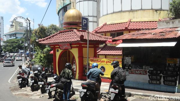 Masjid bergaya Tionghoa di Bandung.