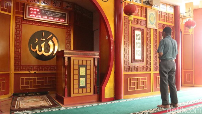 Masjid bergaya Tionghoa di Bandung.