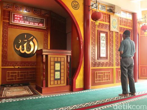 Masjid bergaya Tionghoa di Bandung.