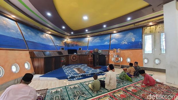 Masjid Ar Rahman berbentuk kapal pesiar di Mojokerto