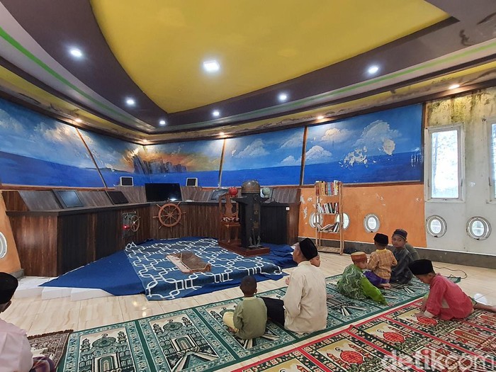 Masjid Ar Rahman berbentuk kapal pesiar di Mojokerto