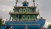 Pengunjung berswafoto di Masjid Kapal Bosok, Serang, Banten, Sabtu (9/4/2022).   