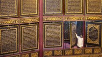 Setiap lembar halaman Al-Quran berukuran 177cm x 140cm x 2,5 cm.