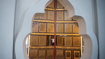 Al-Quran Raksasa di Palembang Berukir Tinta Emas